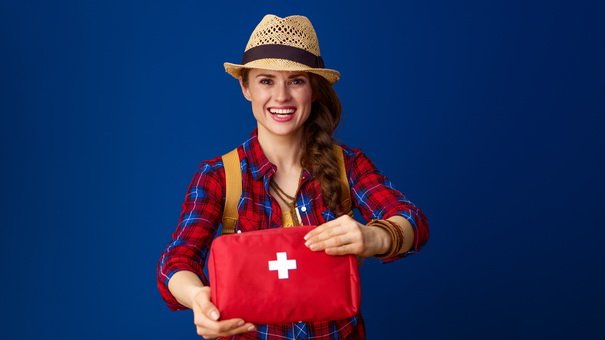 8 Essential Items to Aid Others in an Emergency